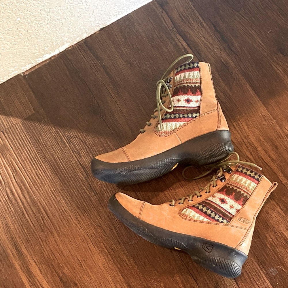 Keen winter boots with knit design
